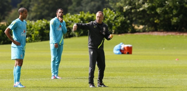 O técnico Mano Menezes orienta jogadores durante treino da seleção brasileira no CT do Arsenal (19/07/2012)