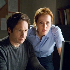 Os agentes do FBI Fox Mulder (David Duchovny) e Dana Scully (Gillian Anderson)  formaram uma das amizades mais queridas da TV em "Arquivo X" (1993) - Reprodução/IMDB