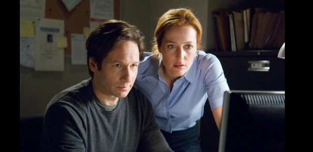 Os agentes do FBI Fox Mulder (David Duchovny) e Dana Scully (Gillian Anderson)  formaram uma das amizades mais queridas da TV em "Arquivo X" (1993) - Reprodução/IMDB