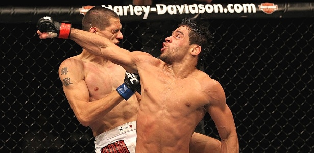 Ousado, Renan Barão tenta golpe rodada em Cole Escovedo, em vitória no UFC 130 - Divulgação/UFC