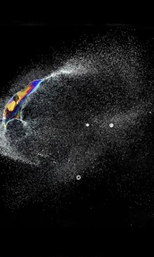 "Uma bolha de sabão é feita por uma camada fina de água, sobre a qual as moléculas de sabão se grudam, por todos os lados", diz Oefner - Fabian Oefner