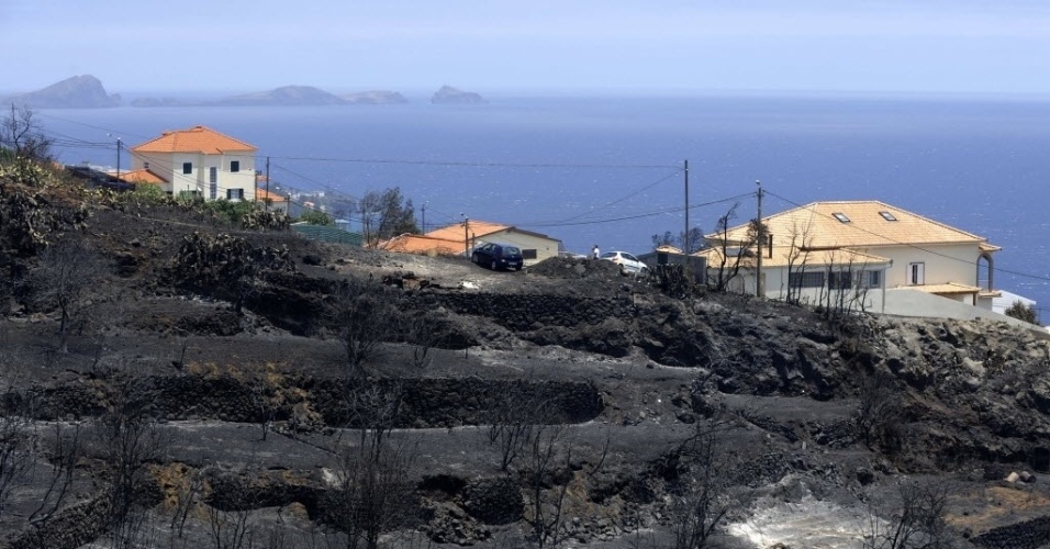20.jul.2012 - Incêndio destruiu área florestal de Santa Cruz, na ilha da Madeira (Portugal), nesta sexta-feira