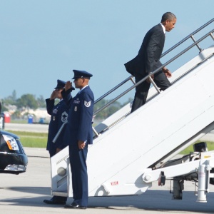 O presidente Barack Obama embarca no Air Force One: declínio americano daria lugar a um mundo fragmentado - Mandel Ngan/AFP