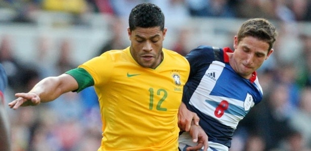 Atacante Hulk é marcado pelo britânico Allen durante amistos da seleção brasileira na Inglaterra