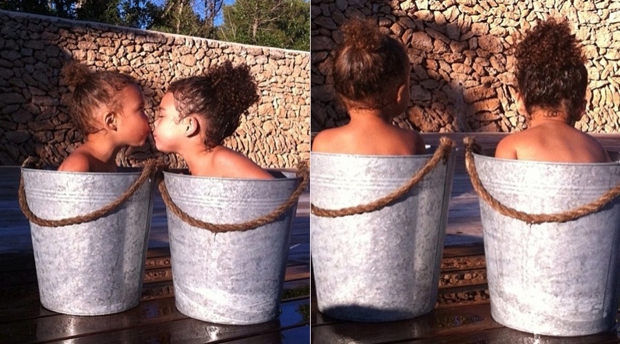 Bia Antony, mulher do jogador Ronaldo, divulgou imagem das filhas, Maria Sophia (esq.) e Maria Alice (dir.) tomando banho dentro de um balde (19/7/12)