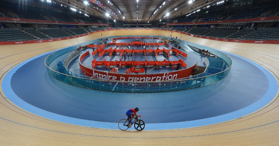 Ciclista cubano treina e testa a pista do velódromo instalado no parque olímpico de Londres (20/07/2012)