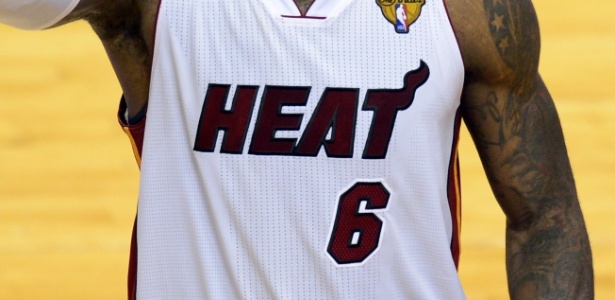 Detalhe da camisa do Miami Heat; uniformes da NBA terão patrocínios em 2013 - AFP