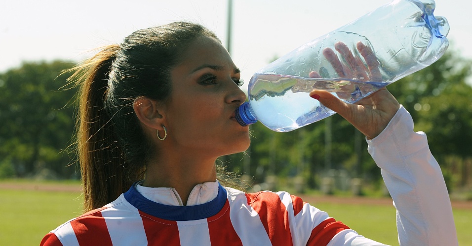 Lerryn Franco, atleta paraguaia do arremesso de dardo, bebe água durante treino para os Jogos Olímpicos de Londres