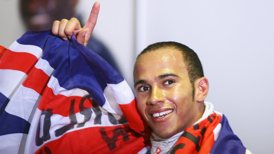 Lewis Hamilton comemora o título mundial de 2008 após o GP do Brasil - Paul Gilham/Getty Images