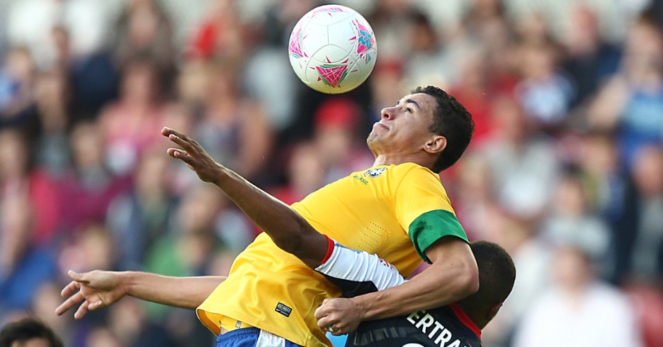 Marcado, atacante Leandro Damião domina bola no peito durante amistoso da seleção brasileira 