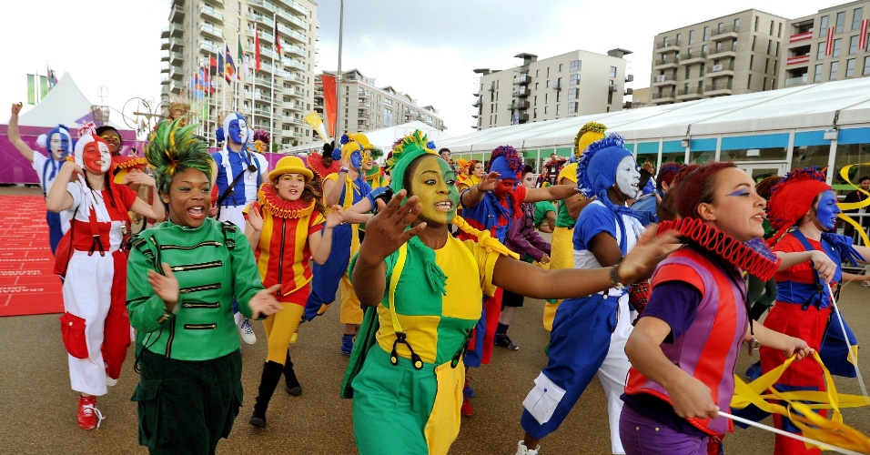 Membros do National Youth Theatre são responsáveis por receber e entreter os atletas na entrada da Vila Olímpica (20/07/2012)