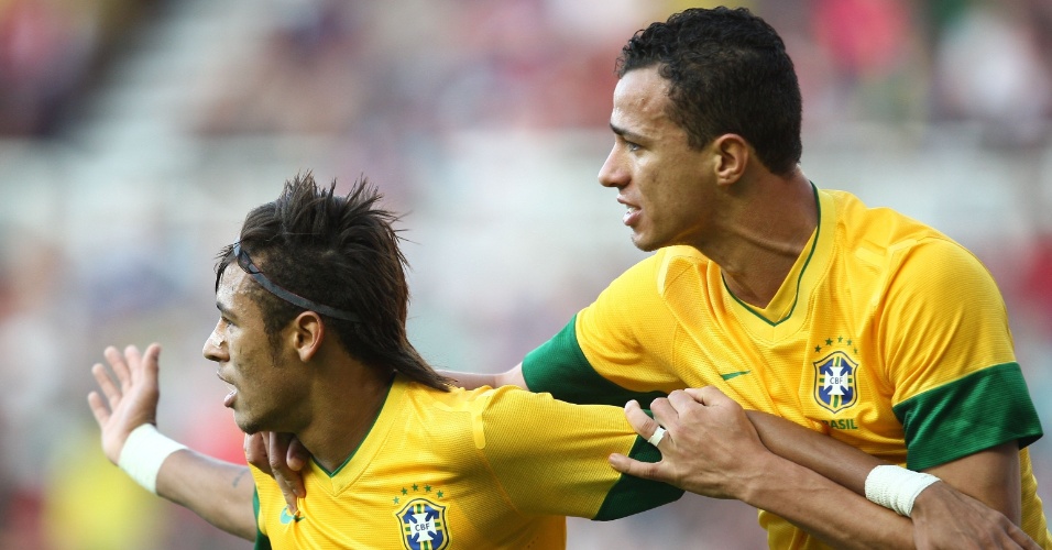 Neymar comemora com Leandro Damião gol marcado no amistoso contra o Reino Unido, o segundo do Brasil