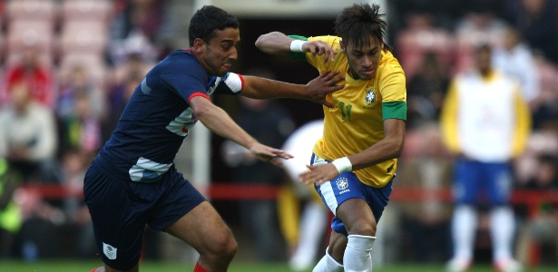 Neymar foge de marcação durante amistoso da seleção brasileira contra o Reino Unido