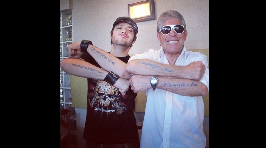 O pai do ex-BBB Max Porto fez uma tatuagem parecida com a do filho (20/7/12)