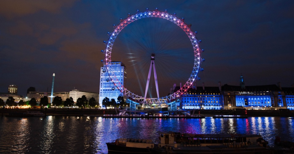 Roda-gigante London Eye é iluminada com as cores do Reino Unido (19/07/2012)
