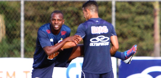 Sandro Silva (e) cometeu o pênalti que resultou no primeiro gol do Corinthians - Denilton Dias/Vipcomm