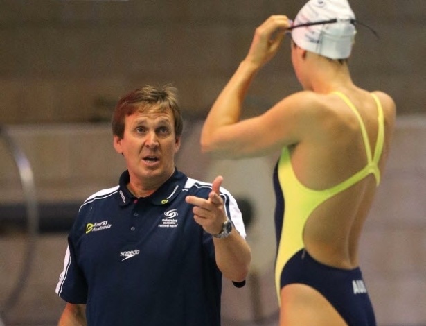 Stephanie Rice ouve técnico e se prepara para mergulho em treino da equipe de natação da Austráalia (20/07/2012)