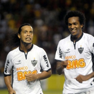 Jô, que sofreu estiramento na coxa esquerda, não enfrenta o Bahia, assim como Ronaldinho (e) - ALDO CARNEIRO/AE