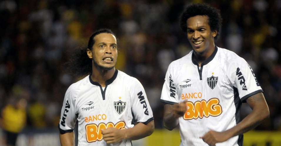 Ronaldinho comemora com Jô (d) na vitória do Atlético-MG por 4 a 1 sobre o Sport
