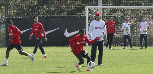 Fred (com a bola) treinou neste sábado no meio de campo com Ygor, Elton e Josimar - Carmelito Bifano/UOL Esporte