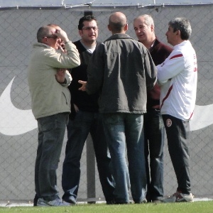 Fiscais do CREF/RS conversam com dirigentes do Inter sobre documentação do técnico Fernandão - Carmelito Bifano/UOL Esporte