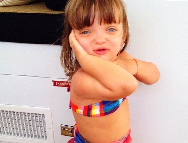 Ticiane Pinheiro publicou uma foto da filha, Rafaela Justus em comemoração ao terceiro aniversário da menina. "Parabéns para minha princesa!!! Há 3 anos a minha vida ficou mais colorida! Te Amo Rafinha!!!", escreveu a apresentadora (21/7/12)