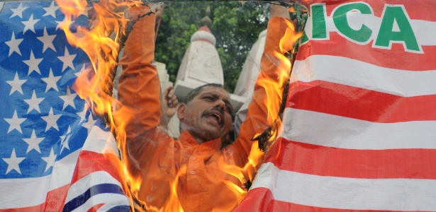 22.jul.2012 - Indianos direitistas hindus do partido Shiv Sena queimam bandeira dos Estados Unidos neste domingo (22), durante protesto em frente ao templo da "Deusa Kali", em Amritsar