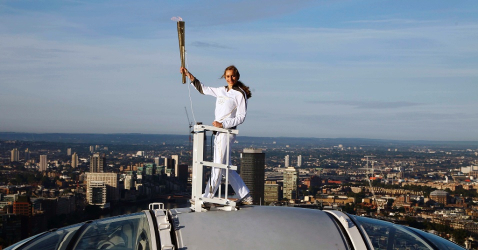 A esquiadora britânica Amelia Hempleman-Adams, de apenas 17 anos, carregou a tocha olímpica em Londres e a levou para o London Eye, um dos principais pontos turísticos da capital inglesa