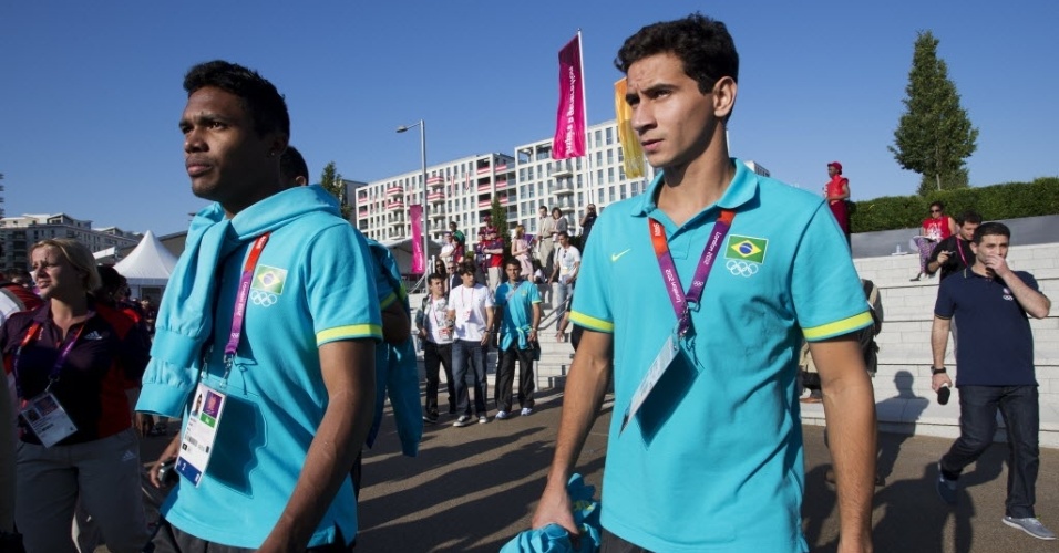 Alex Sandro (e.) e Paulo Henrique Ganso caminham pelas instalações da Vila Olímpica
