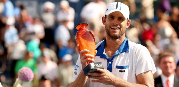 Andy Roddick recebe trófeu do Torneio de Atlanta após vitória contra Gilles Müller -  Matthew Stockman/Getty Images/AFP