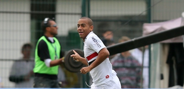 Ademilson comemora o primeiro gol do São Paulo na partida contra o Figueirense - Cristiano Andujar/AGIF