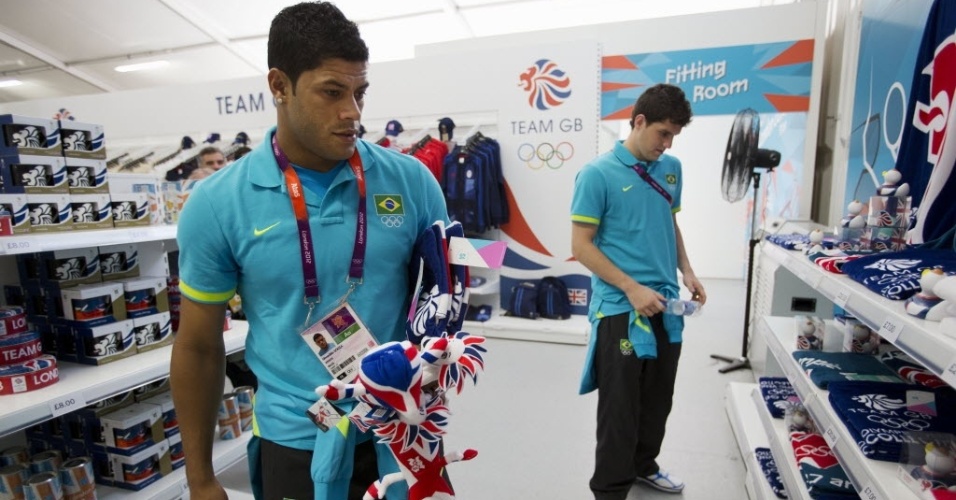 Atacante Hulk (e.) e goleiro Rafael (d.) fazem compras na loja de souvenir da Vila Olímpica 