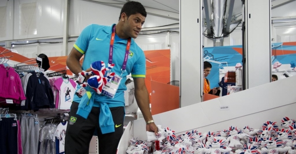 Atacante Hulk faz compras na loja oficial da Vila Olímpica em Londres