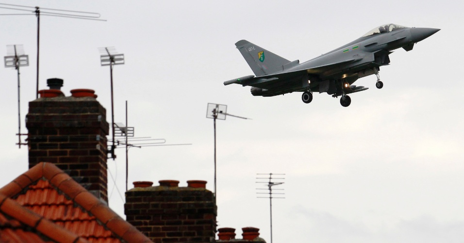 Avião faz a segurança do espaço aéreo nas proximidades do Parque Olímpico, em Londres