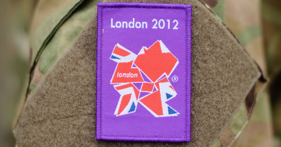 Detalhe do logotipo oficial dos Jogos Olímpicos de Londres na farda de um soldado