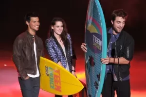 Empunhando o prêmio "Ultimate Choice Award", Taylor Lautner, Kristen Stewart e Robert Pattinson participaram da premiação do canal Boomerang "Teen Choice Awards" (22/7/12) - Getty Images