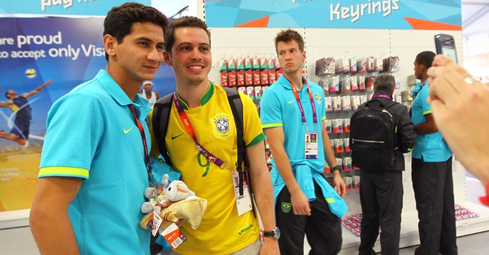Ganso posa para foto com torcedor em loja oficial da Vila Olímpica de Londres