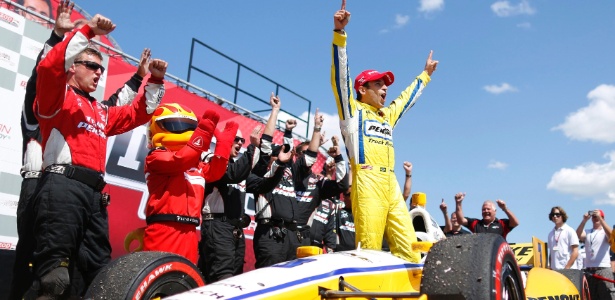 Helio Castroneves celebra sua vitória na etapa de Edmonton da Fórmula Indy - Todd Korol/Reuters