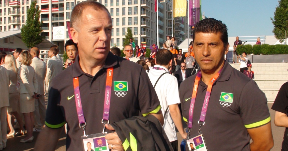 Mano Menezes e seu auxiliar Sydnei Lobo durante passeio pela Vila Olímpica