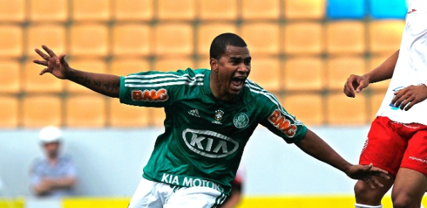 Mazinho vibra após mandar para as redes e marcar gol do Palmeiras - Almeida Rocha/Folhapress