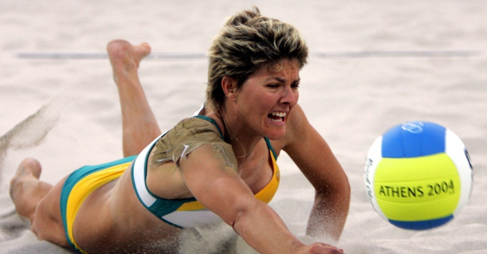 Natalie Cook, da Austrália, tenta evitar o ponto adversário durante uma partida nas Olimpíadas de Atenas, em 2004