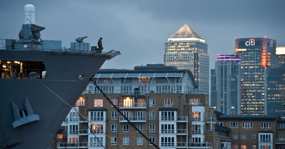 Navio HMS Ocean, que fará a segurança naval durante as Olimpíadas, se aproxima do bairro de Greenwich, em Londres