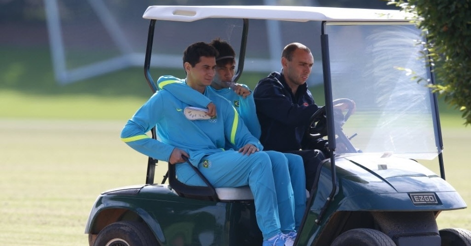 Neymar e Ganso andam de carrinho antes de treino da seleção em Londres