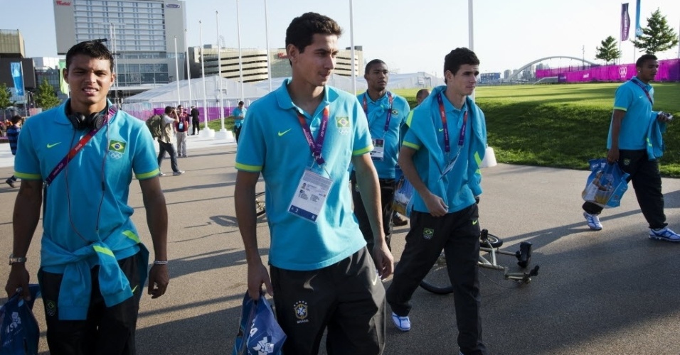 Os jogadores da seleção brasileira de futebol visitaram a Vila Olímpica de Londres neste domingo