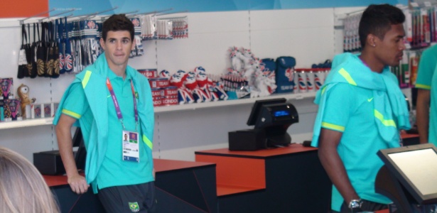 Oscar e Alex Sandro na loja oficial de souvenir da Vila Olímpica em Londres