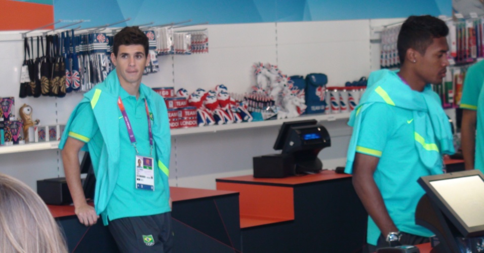 Oscar e Alex Sandro visitam loja de souvenir na Vila Olímpica de Londres