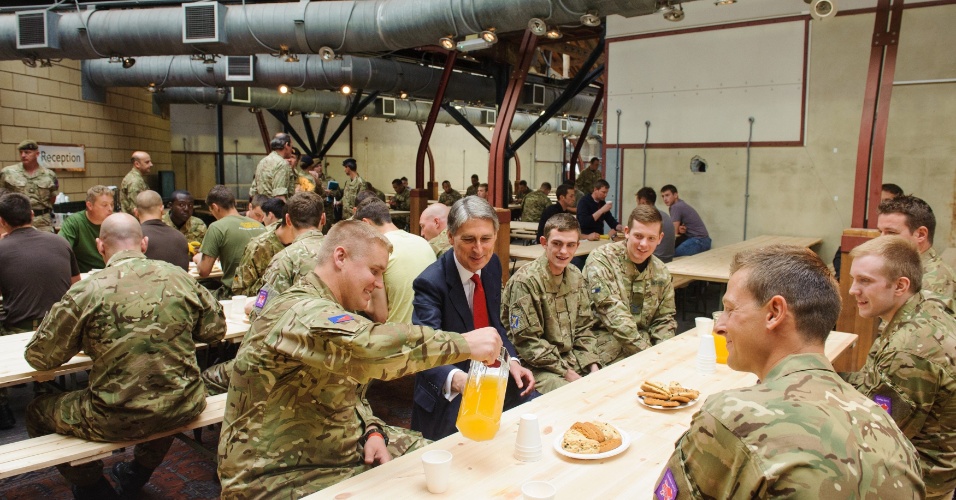 Philip Hammond, Secretário de Defesa do Reino Unido, visita alojamento dos soldados que farão a segurança nos Jogos Olímpicos de Londres