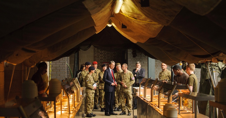 Secretário de Defesa do Reino Unido, Philip Hammond, visita área do refeitório no alojamento dos soldados que farão a segurança nos Jogos Olímpicos de Londres