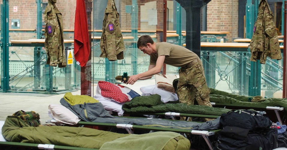 Soldado arruma seus pertences no alojamento dos responsáveis pela segurança nos Jogos Olímpicos de Londres