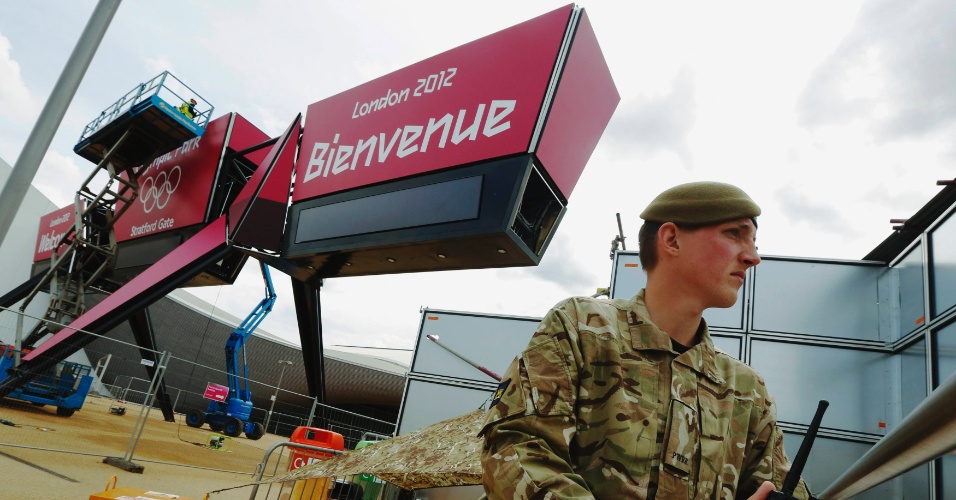 Soldado faz a segurança e observa a movimentação em uma das entradas do Parque Olímpico de Londres